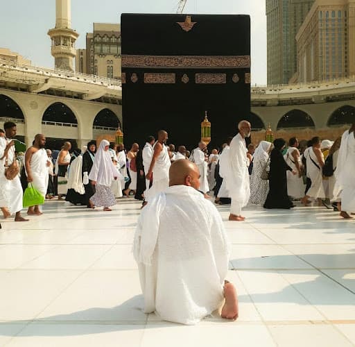 Kaaba and pilgrims